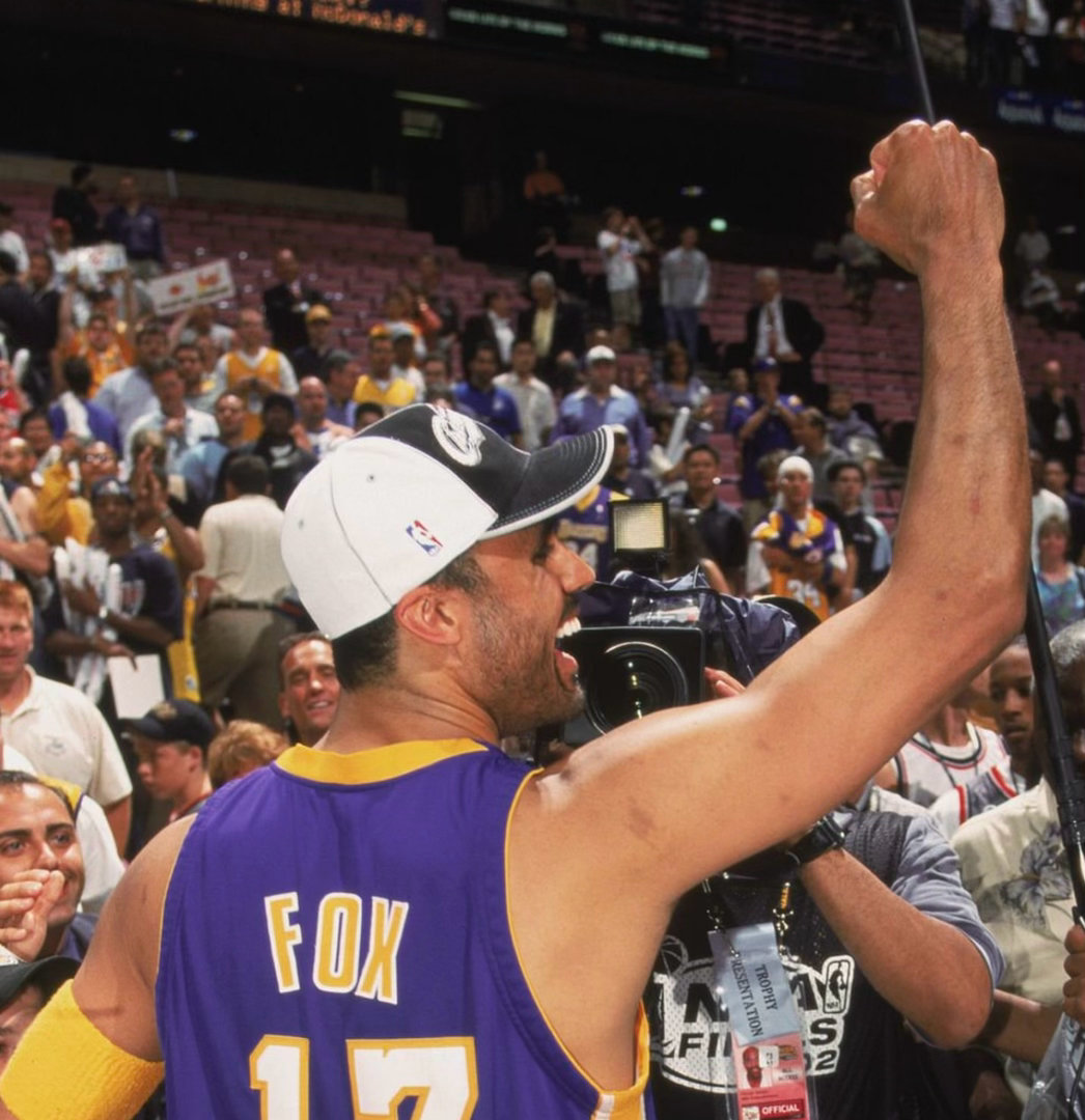 篮天下2002年NBA总决赛赛后，洛杉矶湖人夺冠庆祝图🏆Images via 