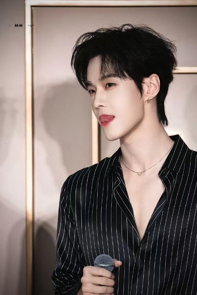 何与FENDI杂志封面何与全新FENDI杂志封面如约而至。条纹黑衬衫搭配深V设计