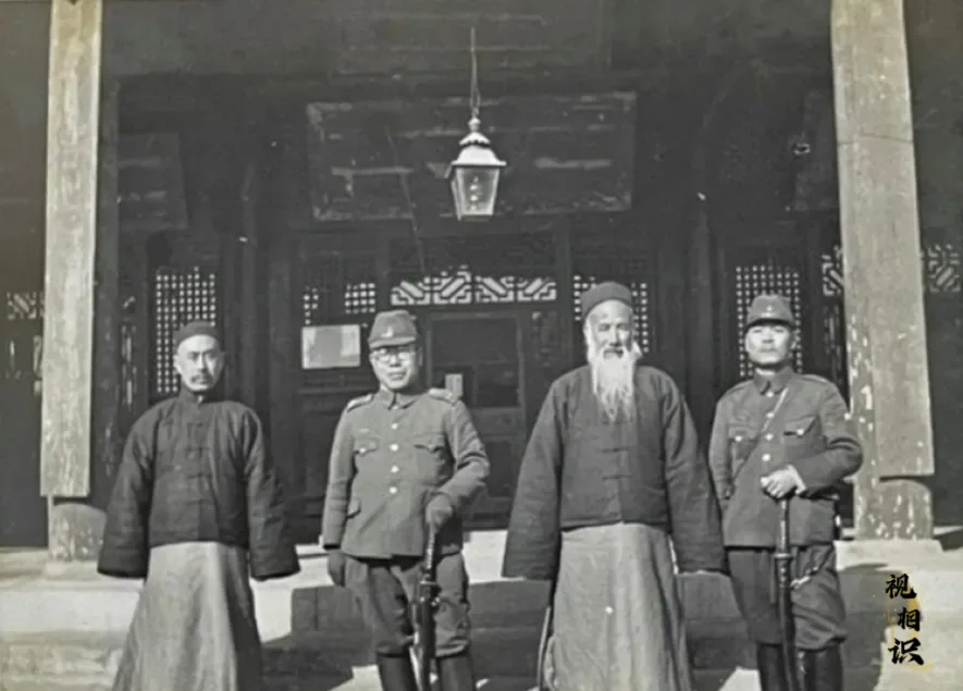 1938年，山东曲阜，侵华日军与孔家后人的合影，日军在占领曲阜后，为了笼络人心，...