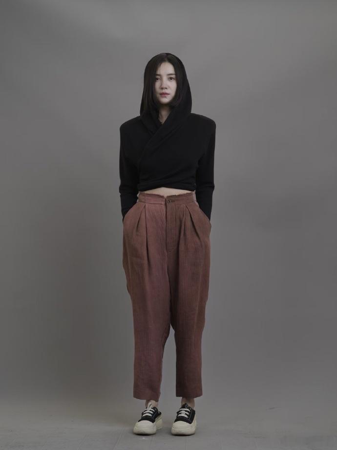 宋佳 自己的角色自己宠  宋佳的铁梅定妆照展现出的角色风采，全靠她用心去宠爱呀，