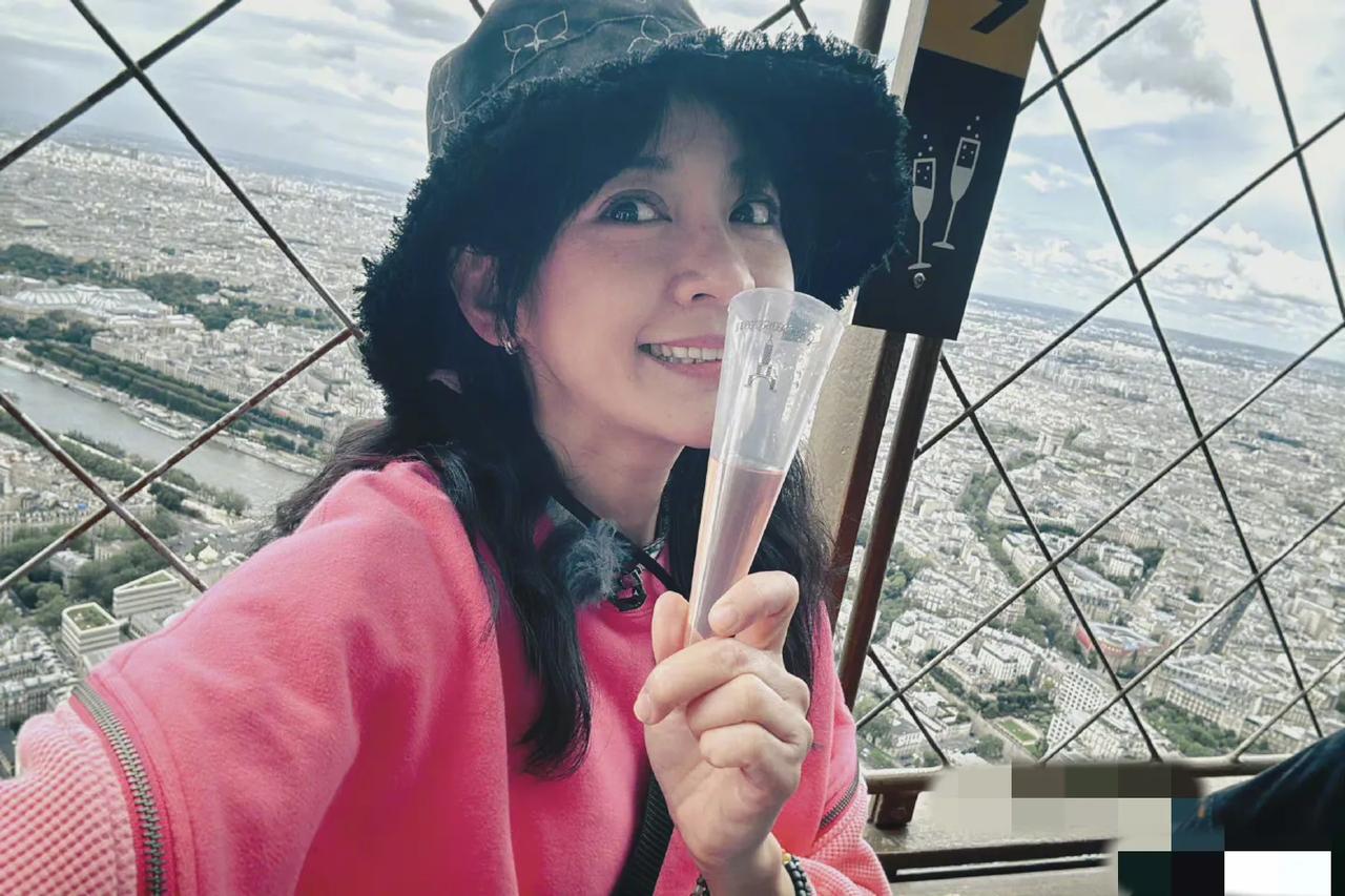 陈意涵引发热议！
7月17日，陈意涵突然引发了热议，只因为她在国外和外国友人介绍