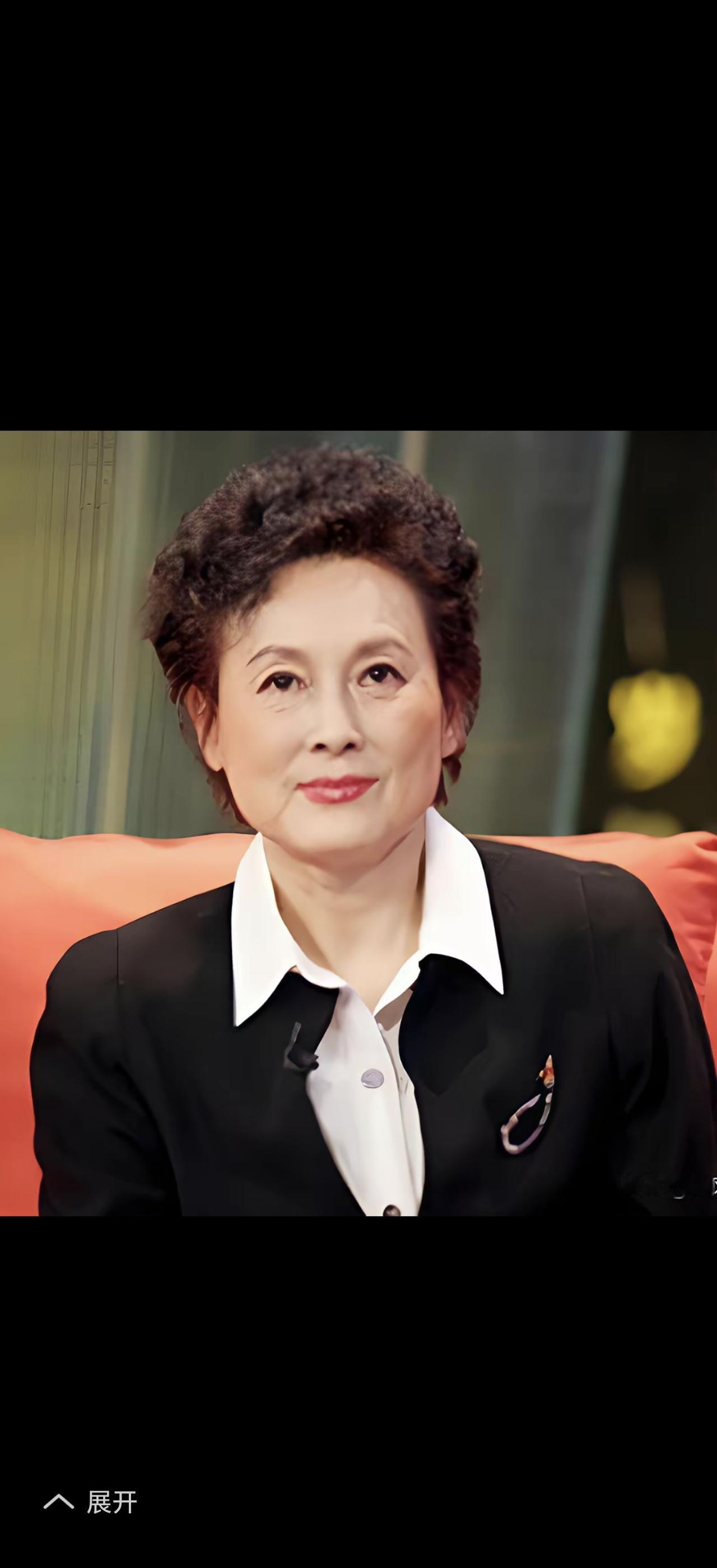 老艺术家向梅，原名武相梅，那可是演艺界的传奇人物。1957年，她被谢晋导演相中出