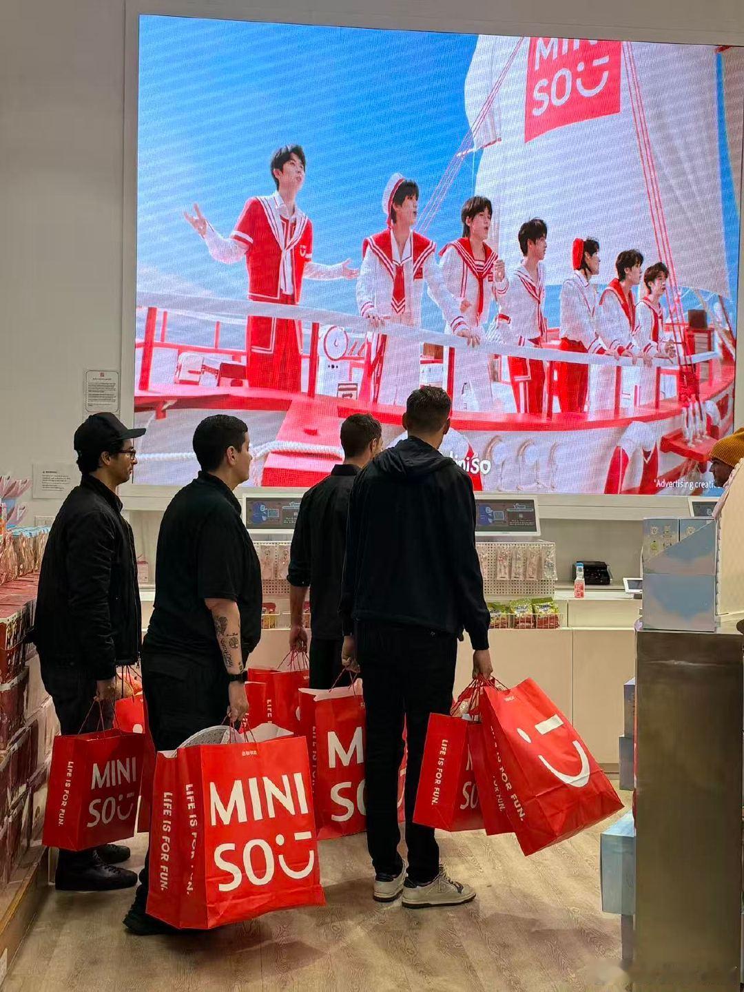 网友在洛杉矶偶遇ParisHilton带着孩子扫货，这画面太暖啦！进货模式火力全