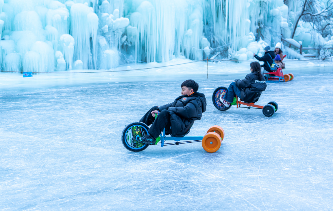 冬游齐鲁欢乐过年 雪景配炉火，是自然与人文的美妙共鸣！九如山巧妙地将自然馈赠的冰