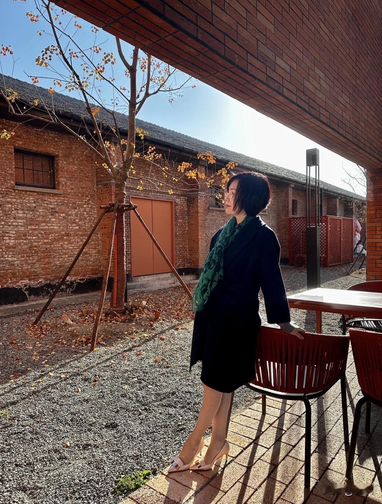 内心丰盈也很重要，多读书沉淀，眼界开阔、心境平和，面对生活琐碎能淡然从容，谈吐温