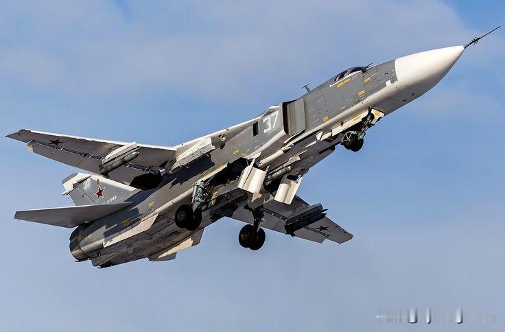 一架苏-24M战斗机起飞。

照片中的这架飞机曾服役于波兰第3轰炸航空团。该团于