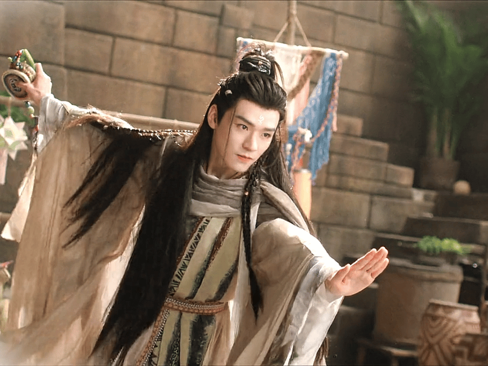 终于看到期待很久的东方月初异域装 这个妆造真的每一个镜头都美！！限定男狐月初#龚