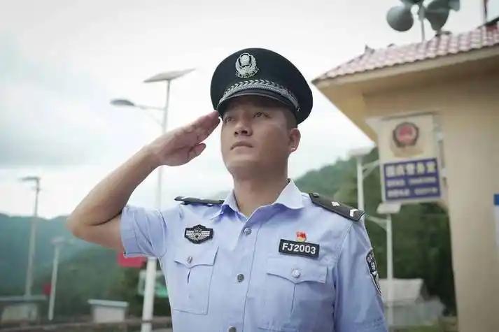 派出所辅警在民警带领或指导下，协助开展日常工作。

在重点时段和区域巡逻，如日常