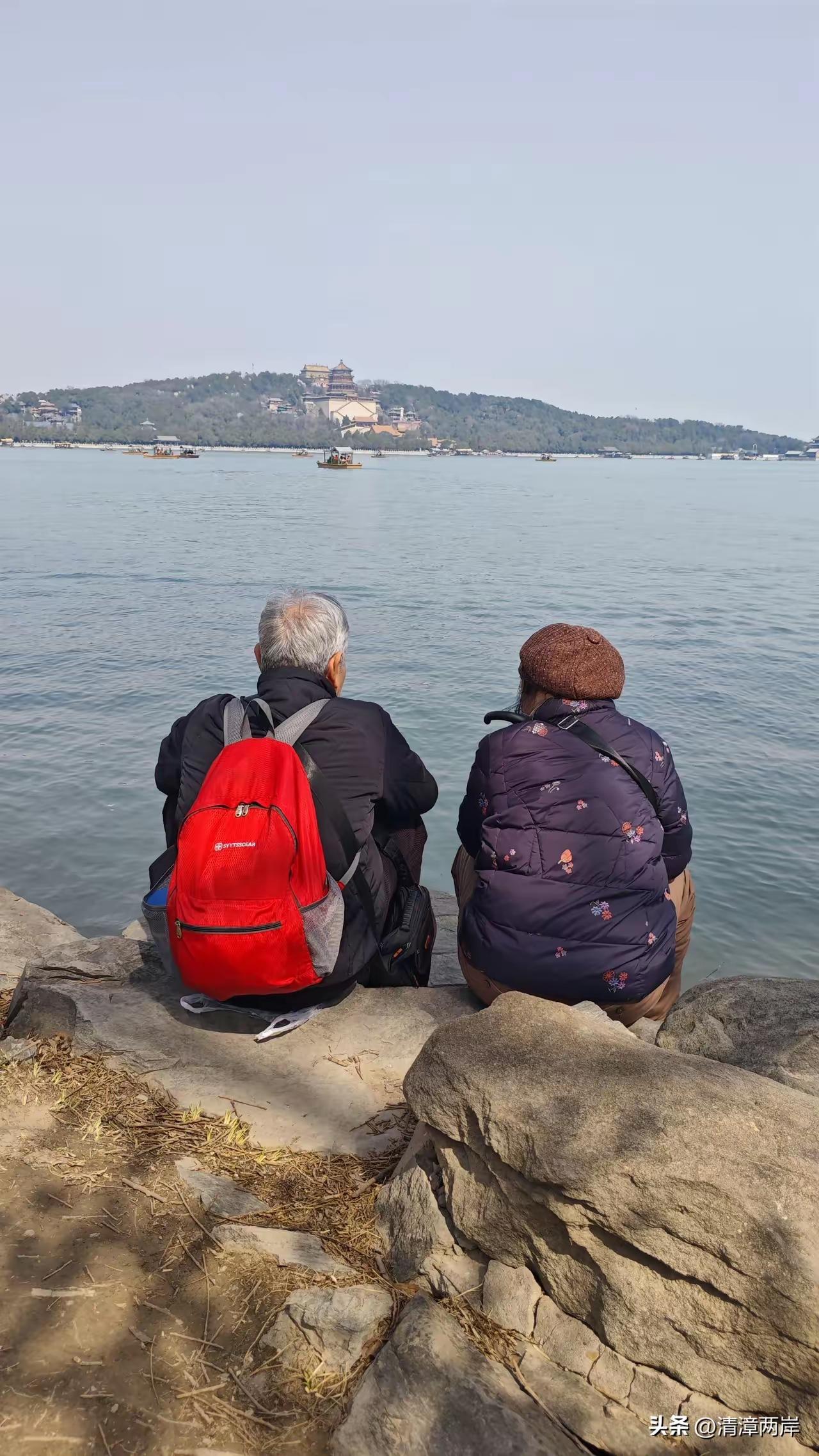 这老两口坐在昆明湖边上，远眺万寿山佛香阁。画面是那么温馨和谐，觉得这才是执子之手