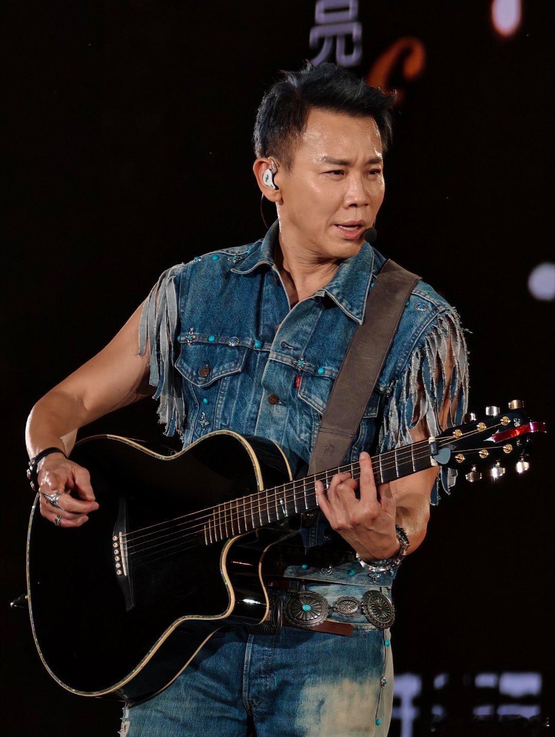 谁偷了陶喆的背心是谁偷了陶吉吉的蓝色牛仔背心，让五旬老头一直念念不忘，快还给他啊