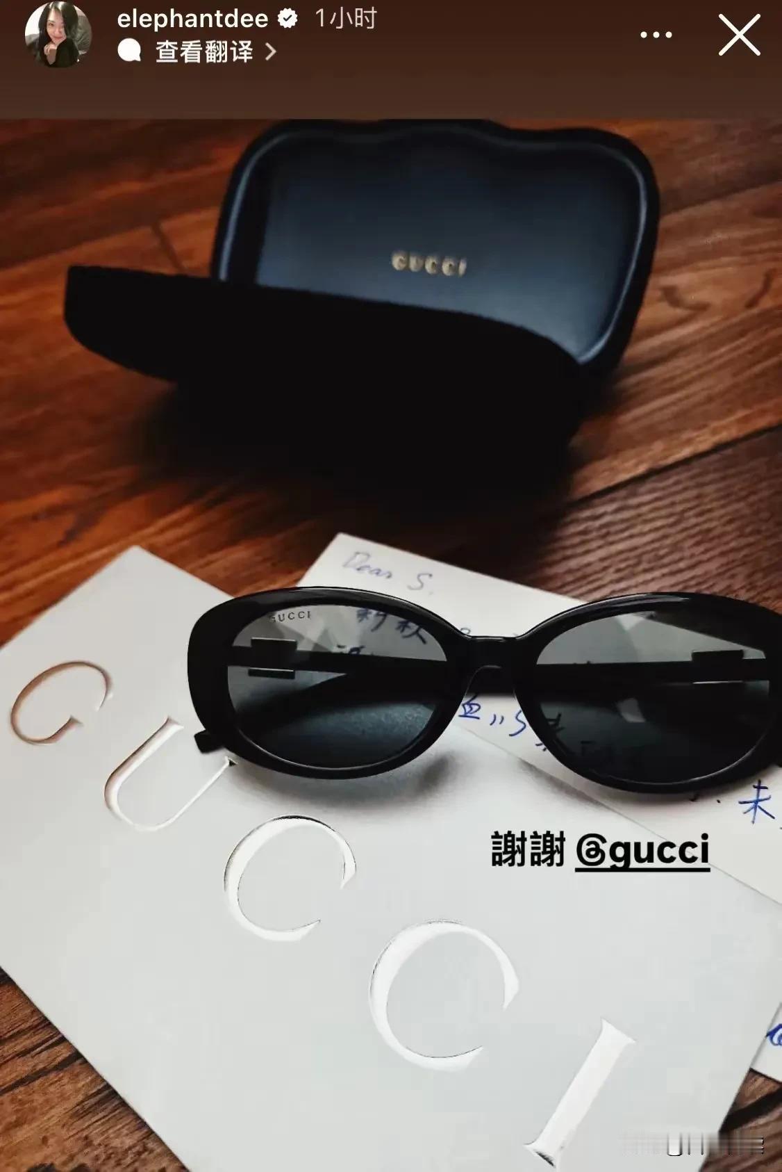 小S的一张圣诞全家福
挂在网上好几天热度下不去

大家都说明明在室内
具俊晔还围