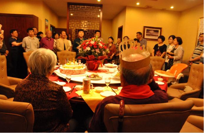 太让人心寒！老领导退休后，每月退休金12000元，过70大寿，摆了30桌席，每桌