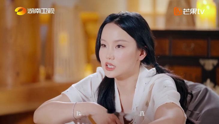 黄龄可以努力但别拼命湖南卫视背后 黄龄坦言悄悄努力，绝不盲目拼命。她私下在唱法设