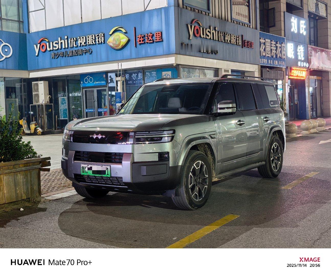 每天上下班通勤，方程豹钛7在路上真是越来越常见了。作为家用轻越野插混SUV，车身