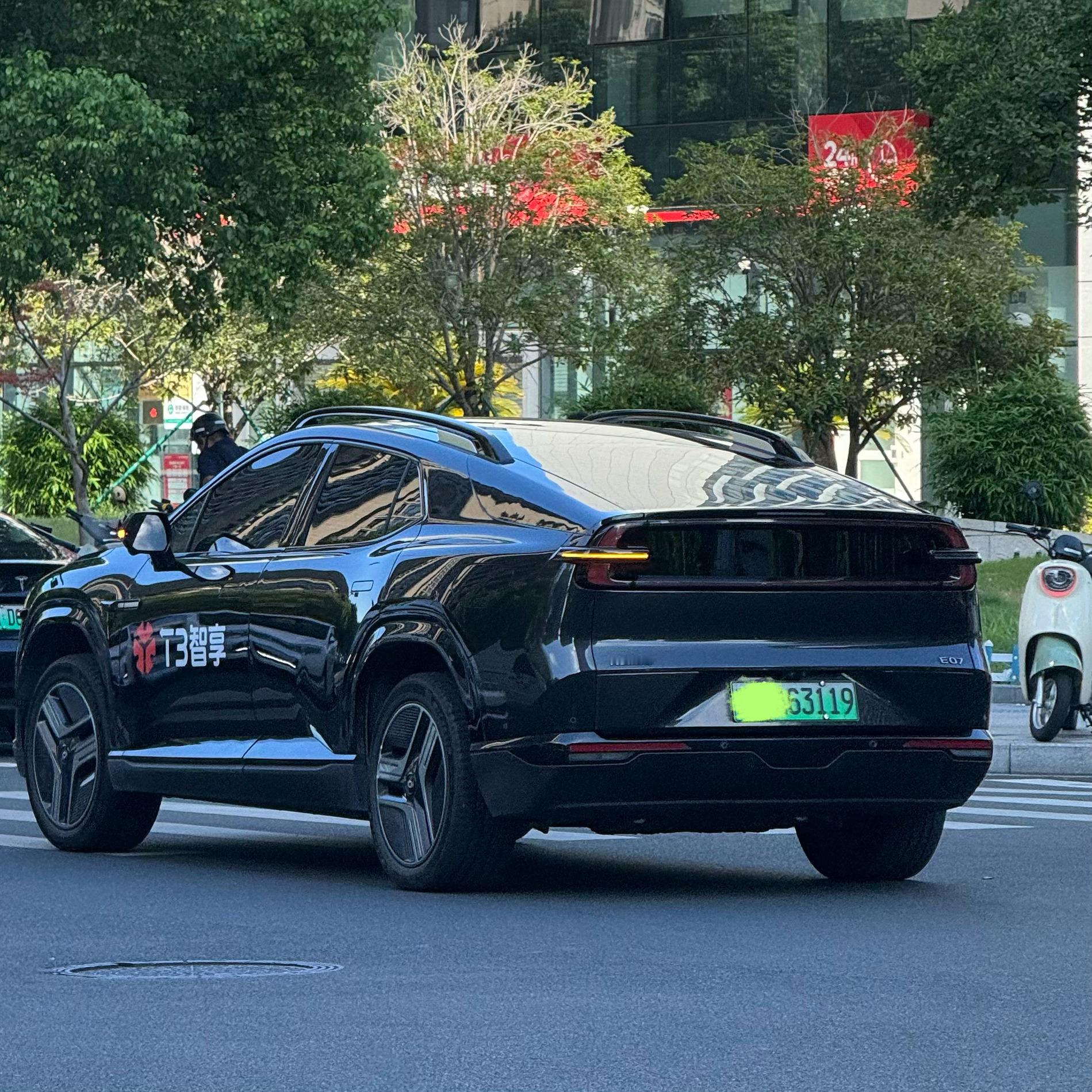 网友投稿，有城市竟然存在启源E07的网约车[吃惊]这车是国内近两年比较创新的产品