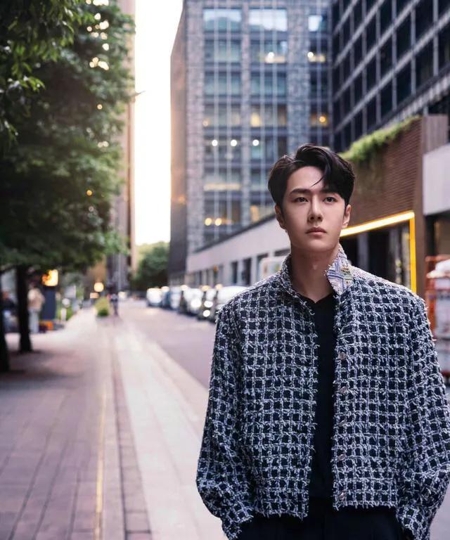 王一博这表情似乎都没换过，任何场合似乎都是这个表情！