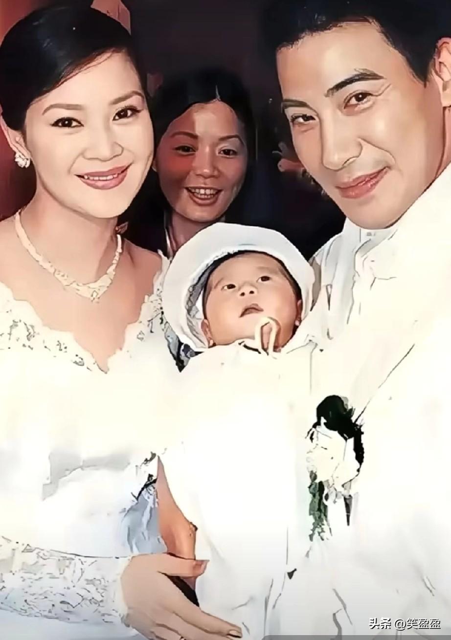 一代琼瑶女神俞小凡，为爱淡出荧幕，下嫁翁家明相守二十余载。纵然婚姻历经风波，丈夫