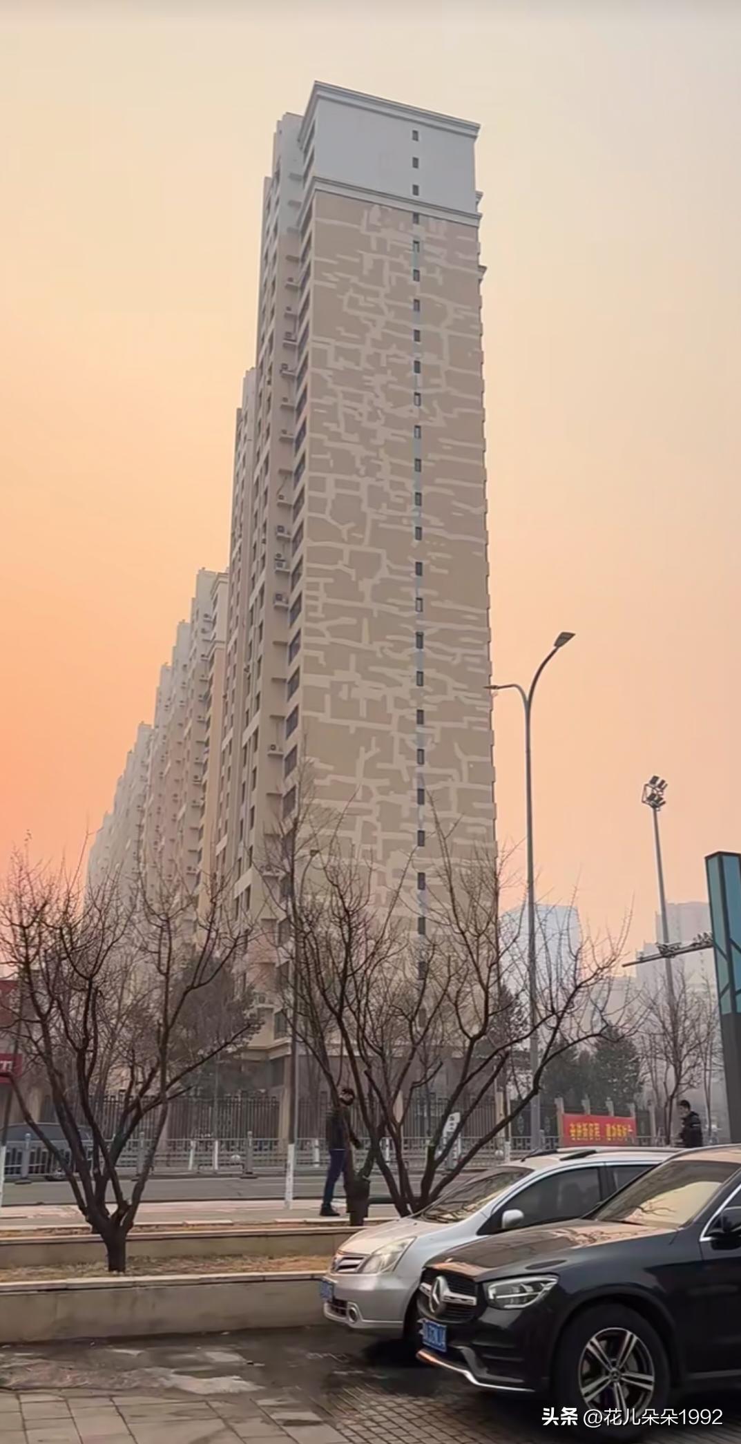 这楼补得密密麻麻的外墙漏水裂缝，如果再密集点还倒有艺术感的！