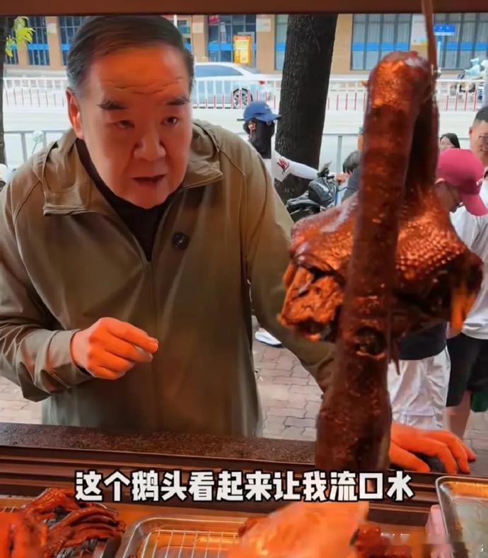 郑则仕到潮汕吃狮头鹅，他在卤菜档口豪气的说：“我要3个鹅头。”老板：“一共360