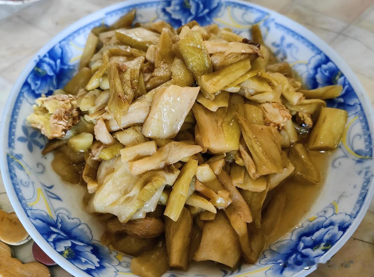 据说雷州人都吃过这玩意！ 
跟老同学在雷州街边大排挡吃饭，点了一盘这样的菜，咬起
