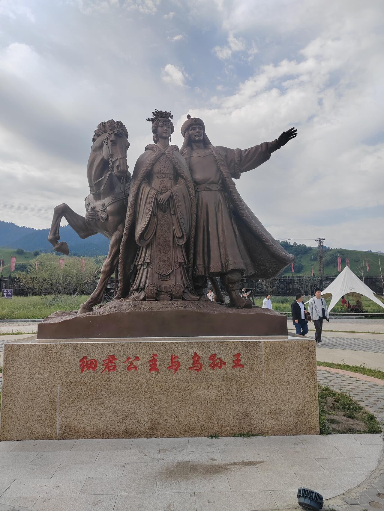夏日生活打卡季 一座骑马人物的雕像在公园里。