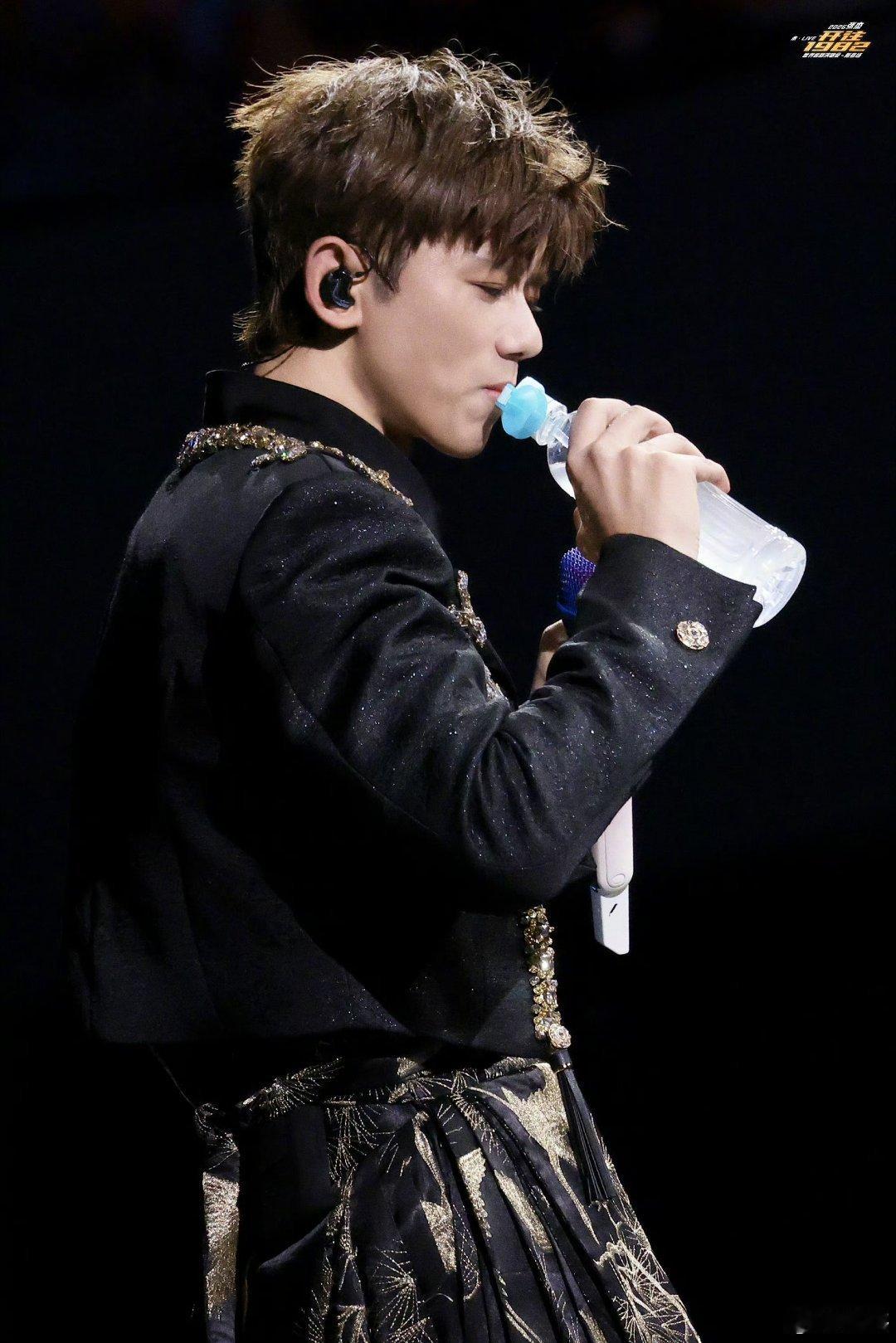 张杰把高尔夫打到天上了张杰未LIVE巡回演唱会 太惊艳了吧，还有什么惊喜！ 