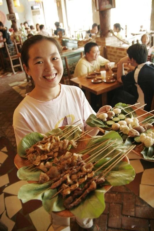 【男子给差评称“菜里有虫”？监控啪啪打脸！】
今天被一条热搜笑死！某烧烤店被男顾