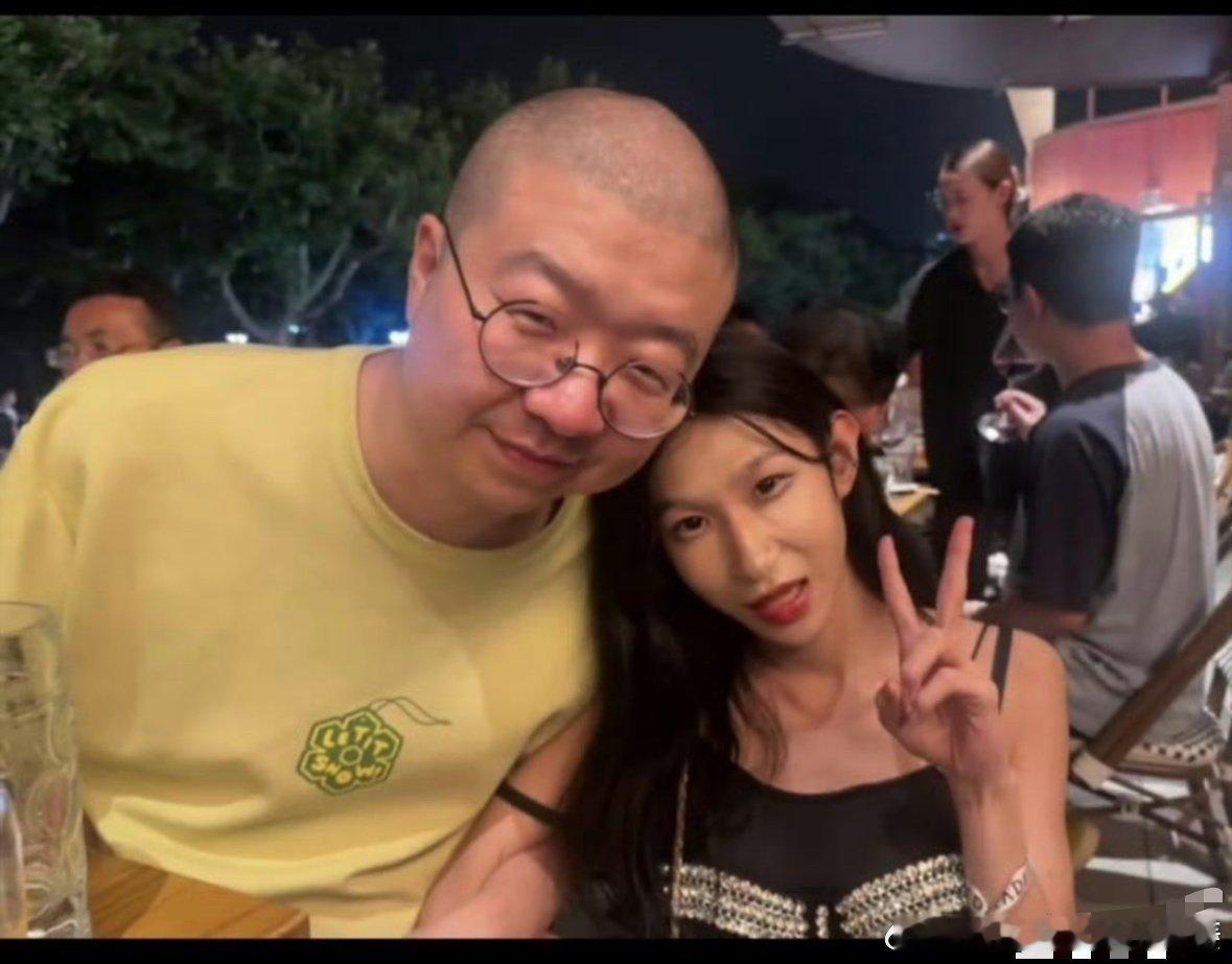 #李诞 新女友#什么？！什么？？！？！什么[衰][衰][衰][衰][衰][衰][