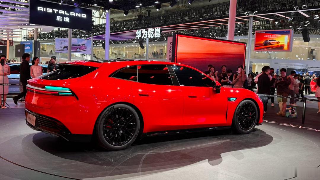 近距离看到启境GT 7超级显大，猎装的姿态也很显修长是近年来广汽系设计比较体面的