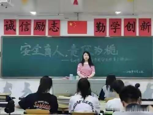 教书是工作亦是修行，教育渡人也渡己，这就是教师职业的本质与内核。
 
教书首先是