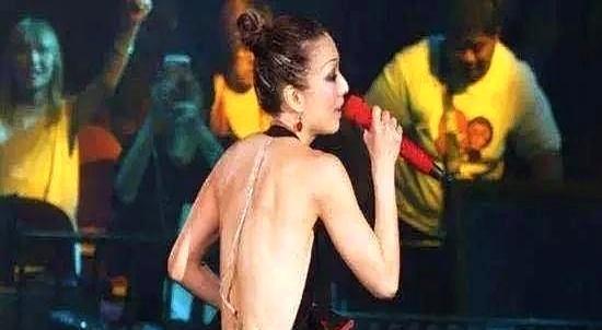 从78斤的“纸片人”到抑郁症暴食，53岁的郑秀文刚用3天7000万票房扇了全世界