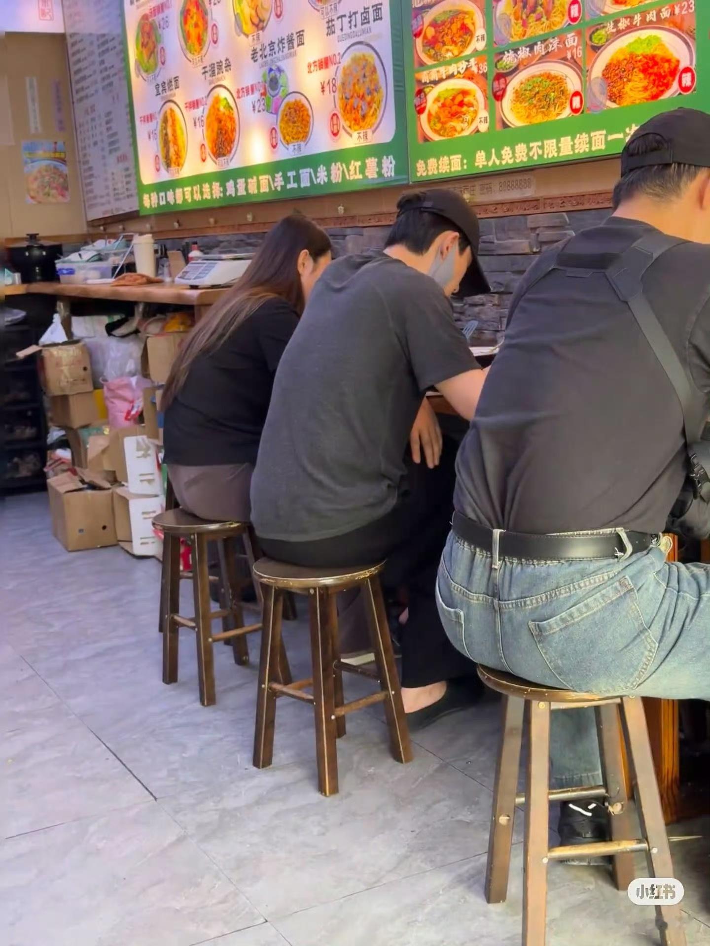 吃饱有力气工作，期待朱师傅电影《千里江山图》拍摄加油去吃面偶遇朱一龙朱一龙