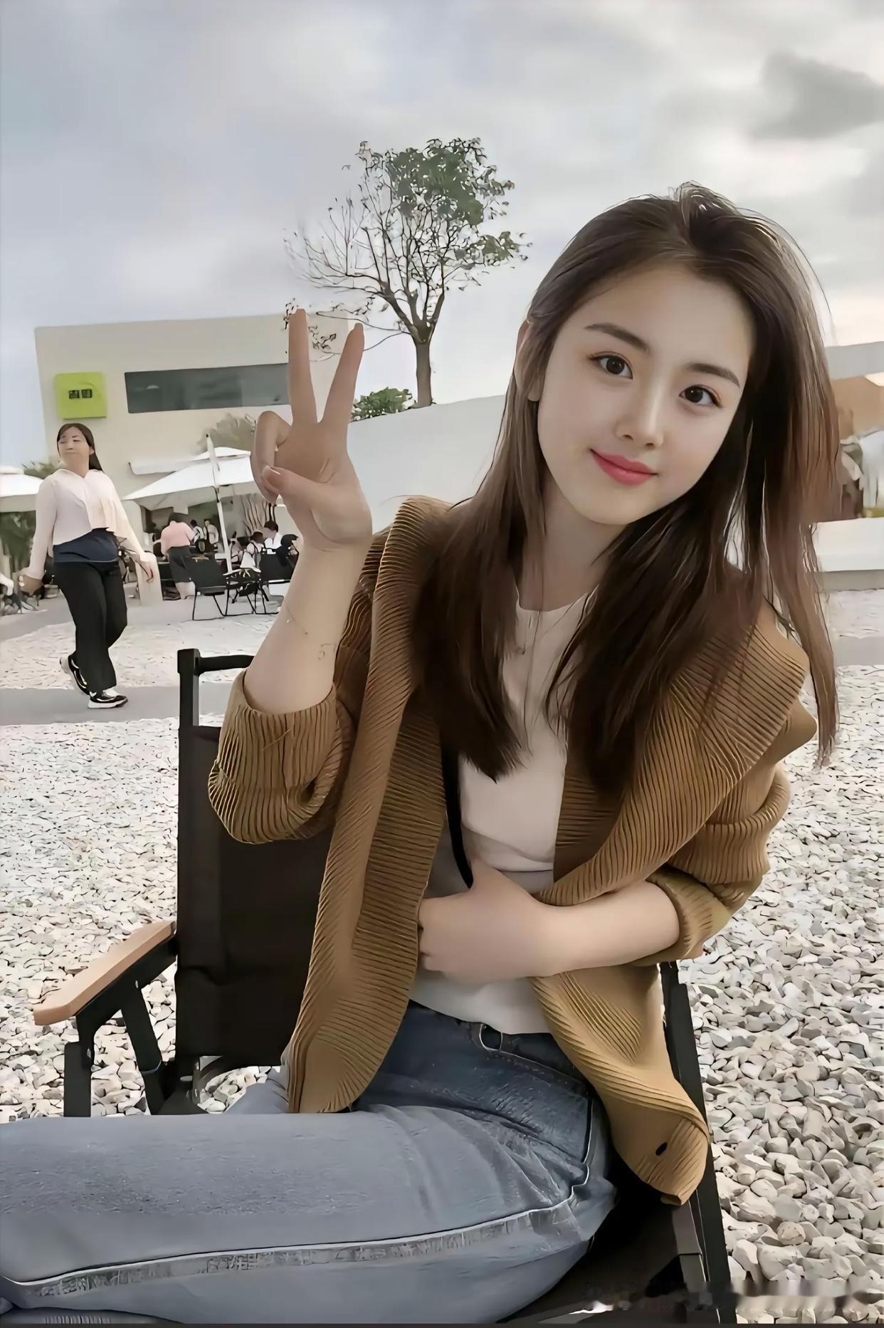 夏日穿搭指南：条纹背心+黑色短裤，轻松出街！🌞👗👖
