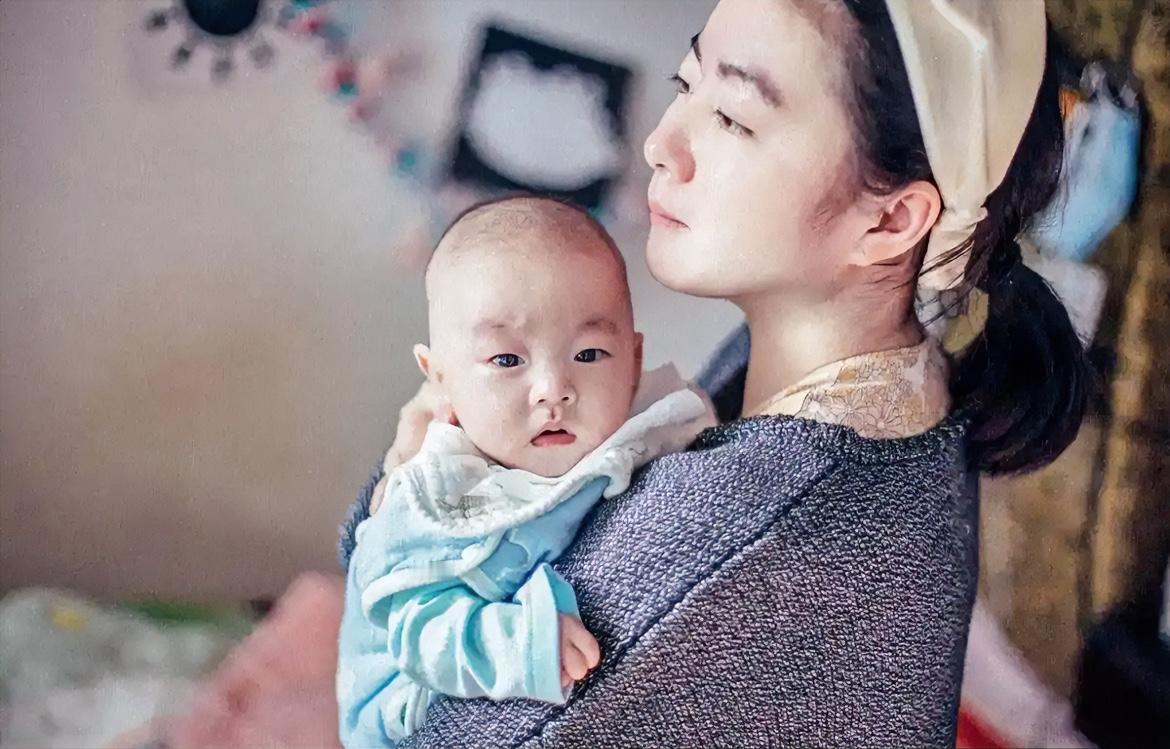 只要妈妈在，孩子就不会无家可归

很多人都想不通啊，为什么单亲妈妈，离婚之后没钱