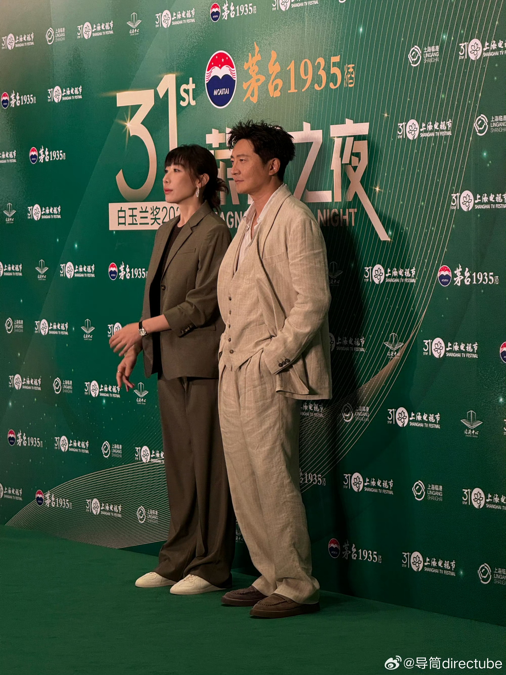 郭京飞状态郭京飞白玉兰晚宴状态郭京飞走红毯毫无明星架子，步伐松弛像日常遛弯，温和