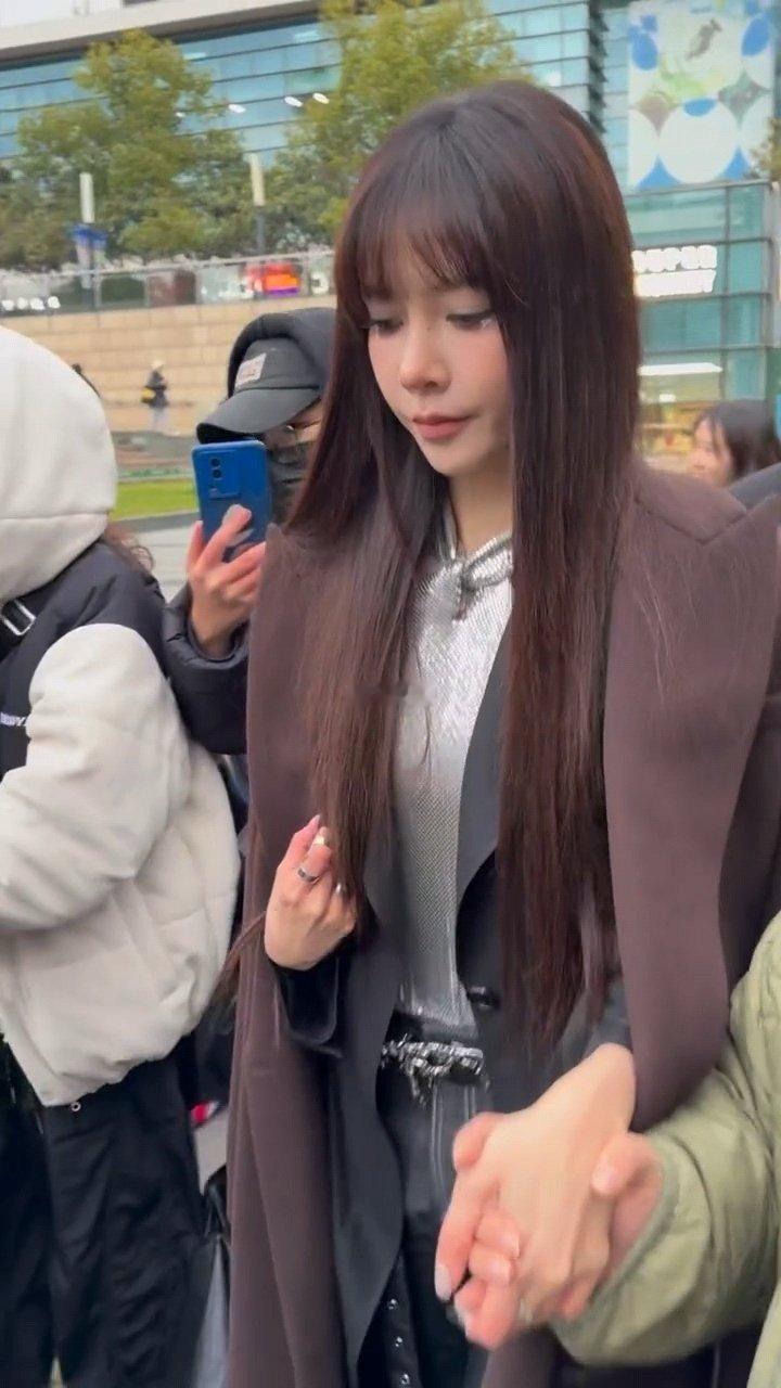 宋妍霏手都冻红了 看到cc冻得手发红还冷到哆嗦的路透，真的忍不住心疼，即便自己已