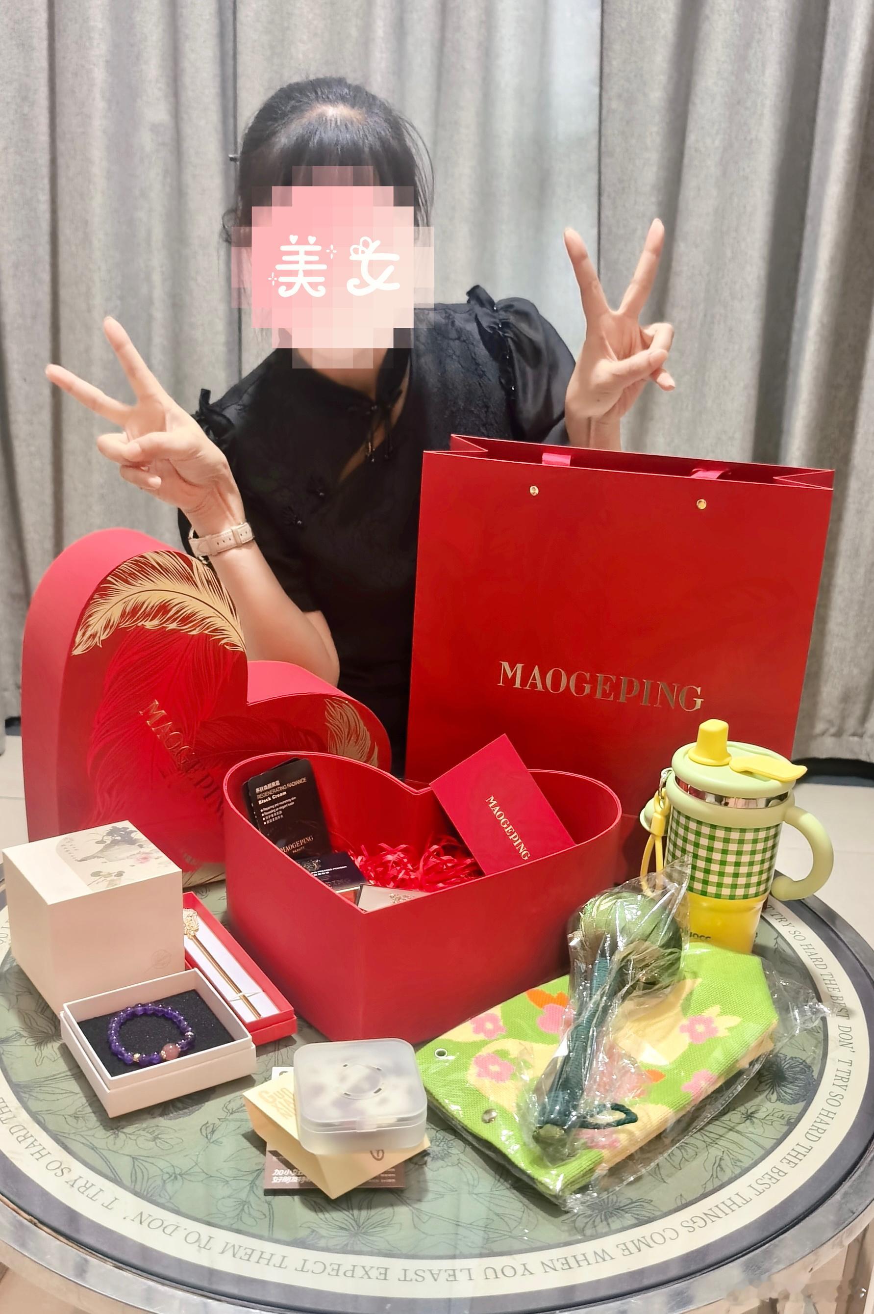 xi冷你要不要听听你在说什么  毛戈平送给妈妈，妈妈也开心