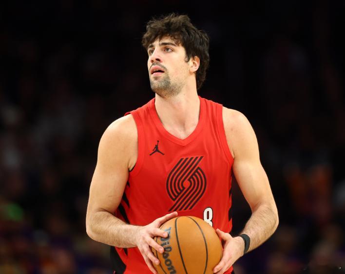 NBA季后赛西部首轮G5，开拓者半场45-65落后马刺。上半场，开拓者球员阿夫迪