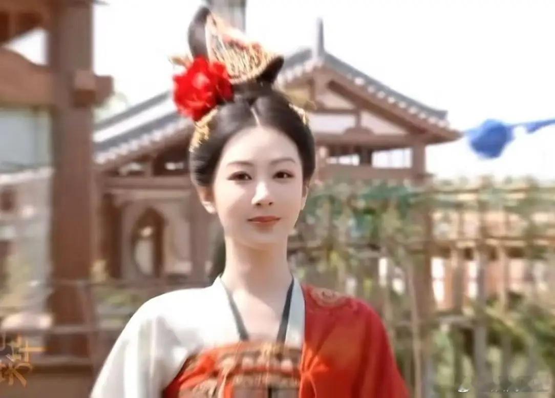 杨紫，新剧来了！据说，《锦绣芳华》的预约已经破百万了，看来紫妹的好日子就快到了。