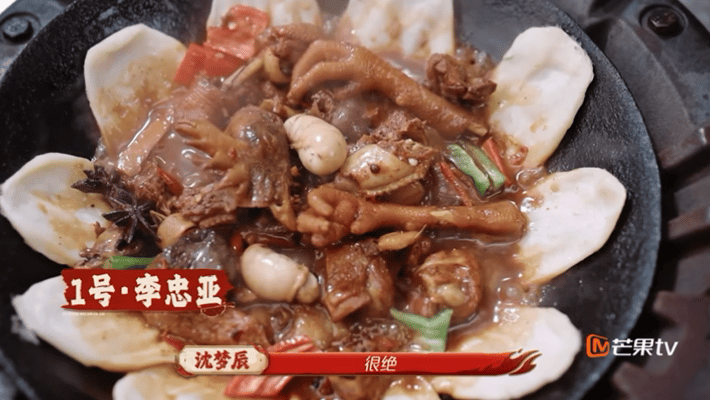 金莎一天狂吃四五千卡 开启大口干饭模式，深陷美食暴击，面对满满一桌特色佳肴，好吃