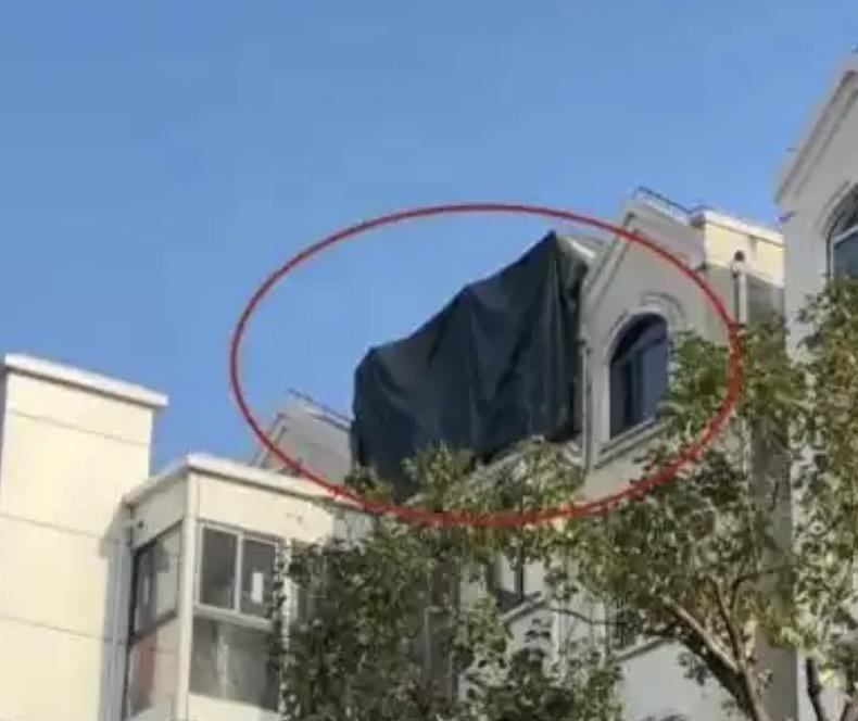 男子举报小区违建却遭对方电话威胁事件内鬼终于被揪出了！
上海一小区的业主邱先生，