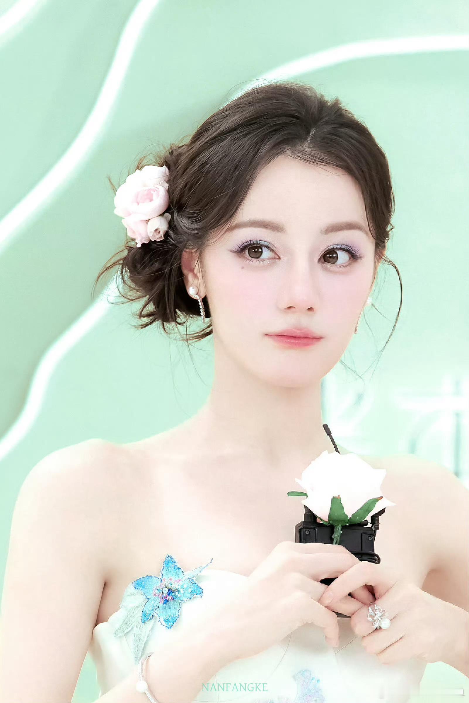 迪丽热巴迪丽热巴0603生日快乐 dlrb 今天星期巴 dlrb 迪丽热巴你眼中