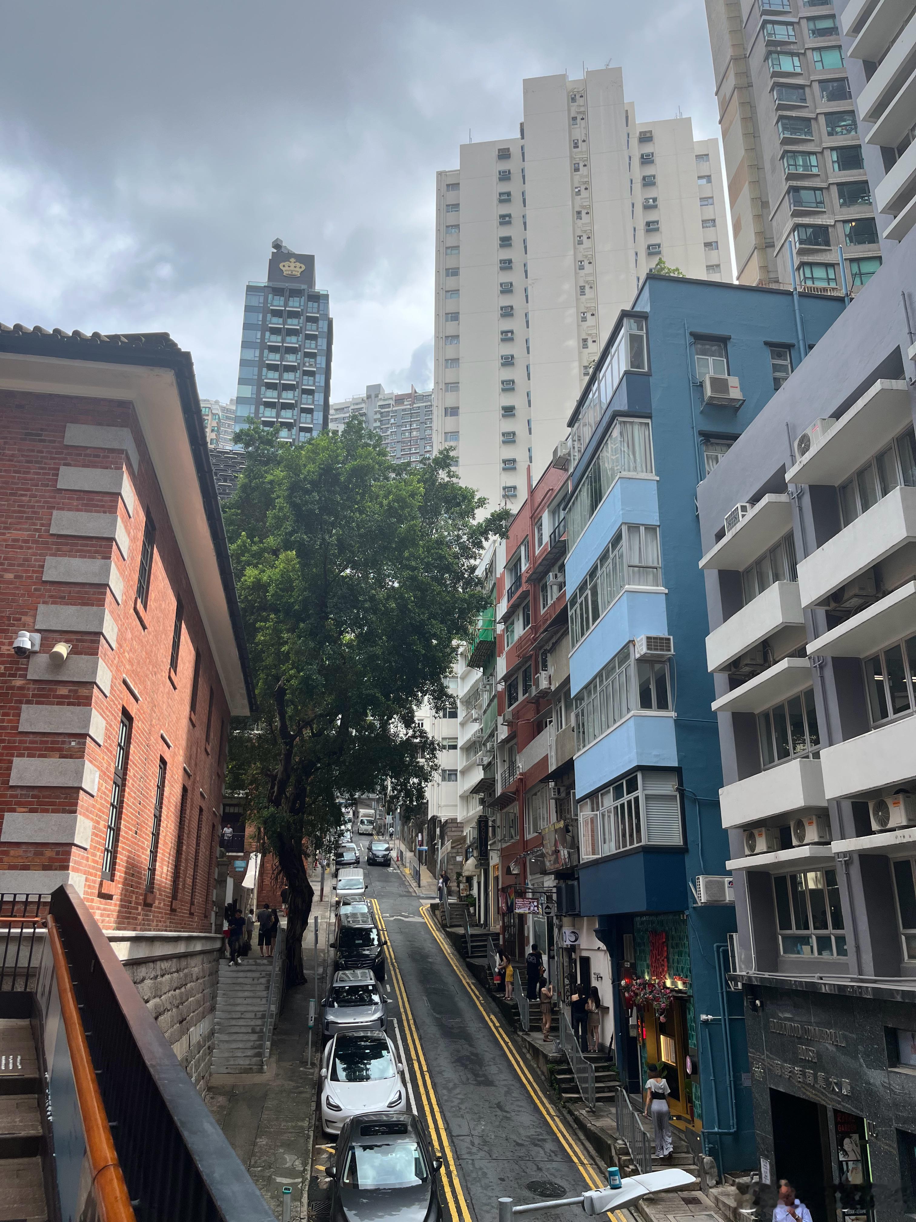 我和我妻子是很喜欢清迈的，本来打算去清迈呆一个月再去曼谷，因为喜欢这里，曼谷就下