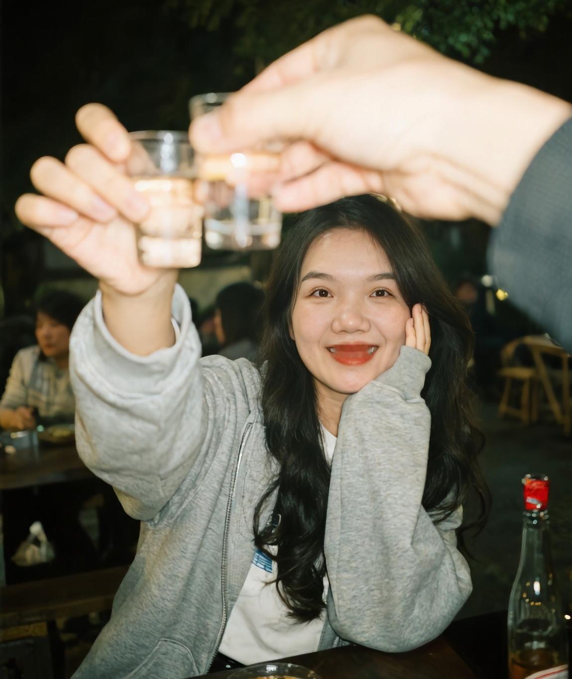 刷到一个财经作家说：这个时代，别人请你吃饭其实很讨厌。
 
看到这话我懵了，偏偏