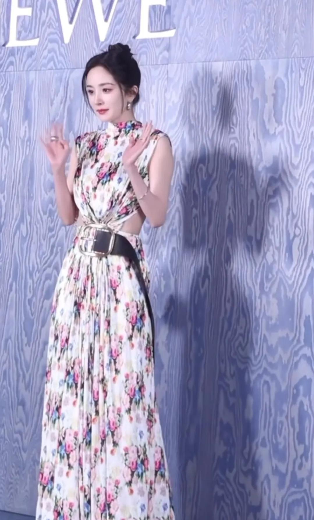 杨幂最新活动造型，她穿这个碎花裙好有气质啊！温柔又知性，杨幂衣品一直在时尚前线，