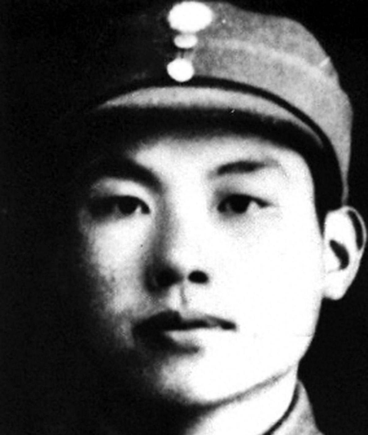 1970年春节熊向晖独自在家时，家里三只鸡误食药物不幸身亡，全家人突然又哭又笑