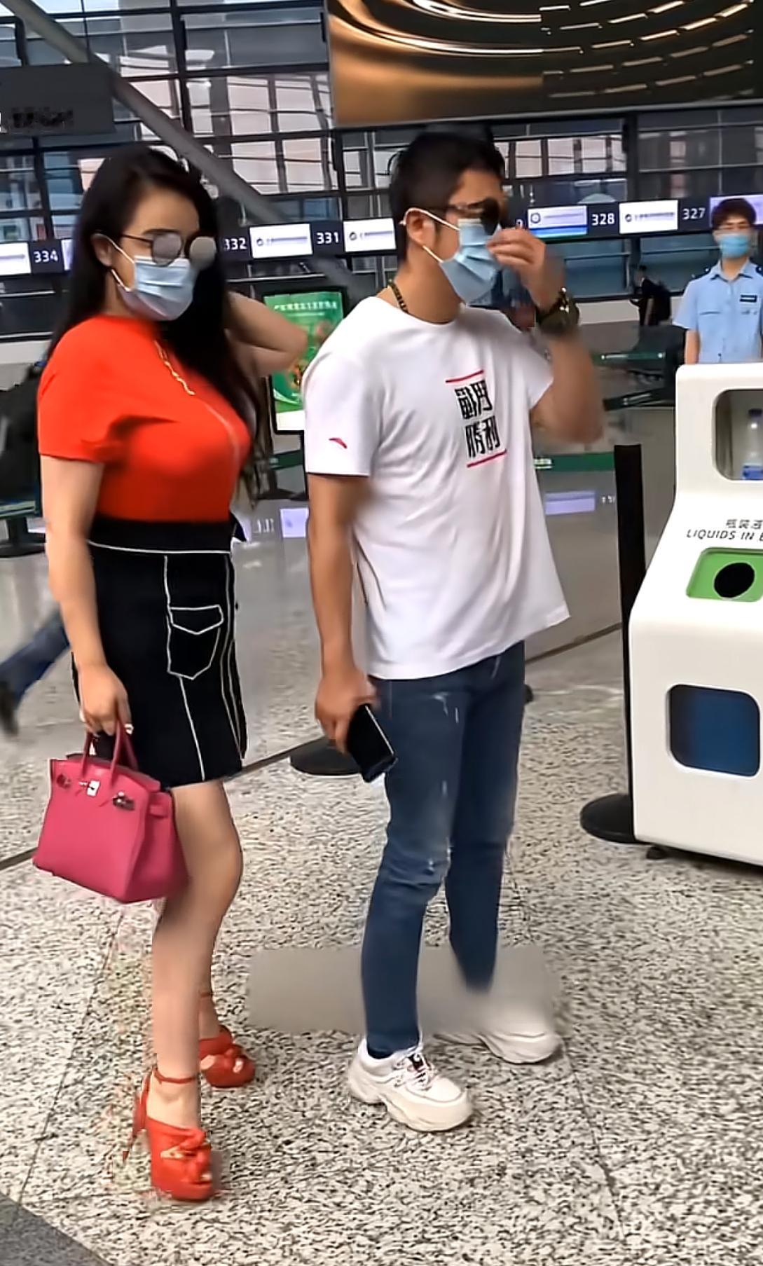 冉莹颖 邹市明 机场穿搭鱼嘴鞋、小脚裤，网友评论：跟着她俩走一定能买到土鸡蛋🥚