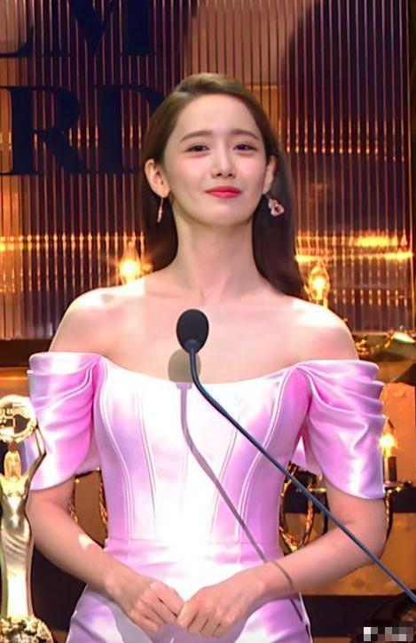 韩国女星林允儿今晚的活动现场造型真的好惊艳啊，其实说实话这套服装的设计还是蛮一般