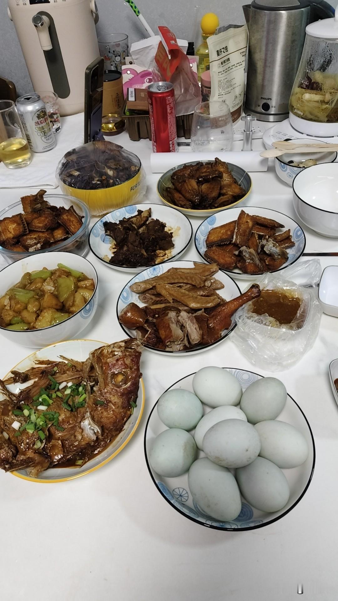 姥姥照顾我的时候  ，她做的手擀面、酸菜炖大骨、蒸白切肉是影响我一生的美味。姥姥