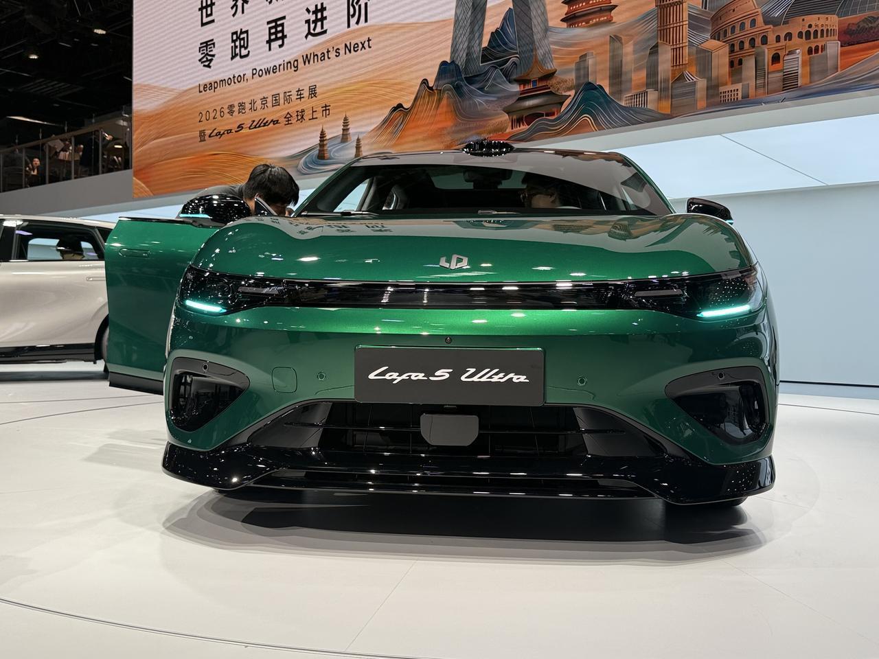 【实拍零跑Lafa5 Ultra：运动细节满满，值得冲？】日前，零跑Lafa5 